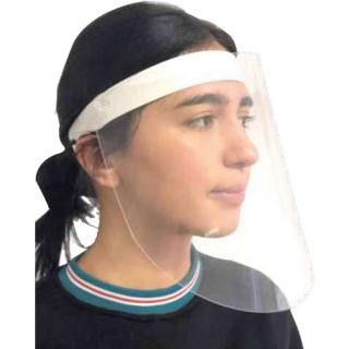 Visière de protection anti postillons portée par une femme