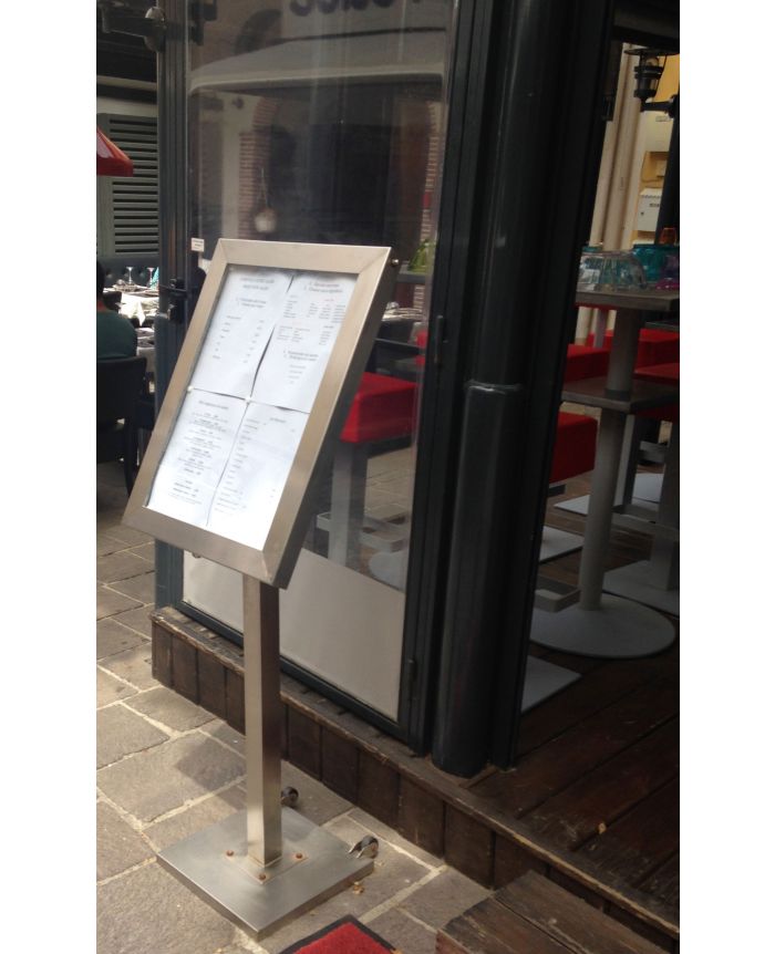 Vitrine porte menu sur pied en situation devant un restaurant