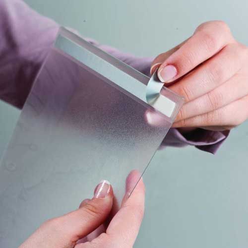 Décollage d'un porte visuel adhésif A3 en vente chez P&P