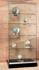 Vitrine d'exposition Bandou présentant des globes en vente chez P&P