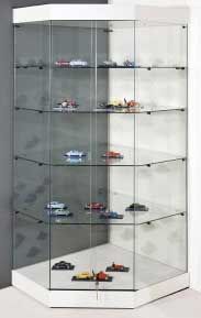 Vitrine d'exposition d'angle Dyng avec des voitures de collection à l'intérieur en vente chez P&P